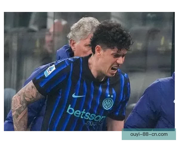 国米球迷齐声助力巴斯托尼 勇敢面对挑战兄弟同在助力前行